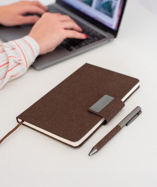Caderno e caneta executivos sobre a mesa de trabalho